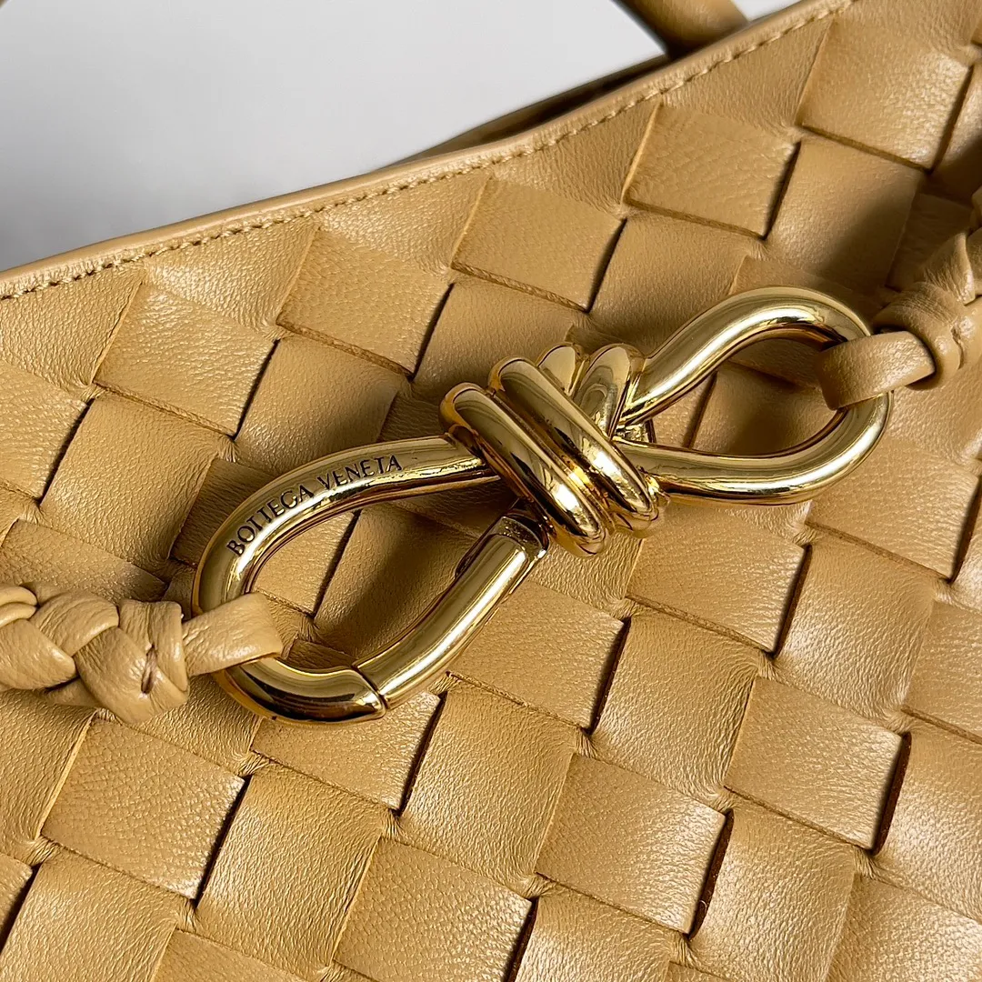 The 2023 new Andiamo batch of 1860 BV has been shipped‼ ️Really popular🔥The new Andiamo woven handbag launched by Bottega Veneta this season is really popular all over the world! ! Celebrities at home and abroad have worn it, and Oscar-winning actress Michelle Yeoh has taken it out on the street. Song Jia, Trai Yara, Yu Feihong, Sanji Ayaka, Rosie Hunting-Whiteley, Yoshioka Riho, etc. have all picked up this bag. It is classic and versatile, showing off its temperament, and the bag capacity is also large, which is very convenient for daily commuting! ! A variety of carrying methods, the shoulder straps can be adjusted by yourself, the original lambskin feels soft and delicate, and the neutral style is made to break gender boundaries and bring a more practical and longer-lasting use experience. Andiamo, which has both elegant and casual styles, perfectly interprets the true appearance of "fashionable old money style". Style number: 743568 Size: 25*22*10.5cm